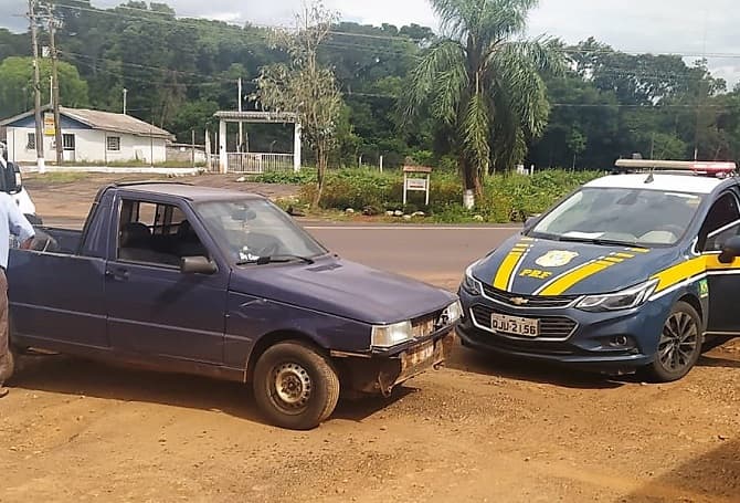 Idoso foge de polícia e bate em ponto de ônibus em Xaxim (Foto: PRF)