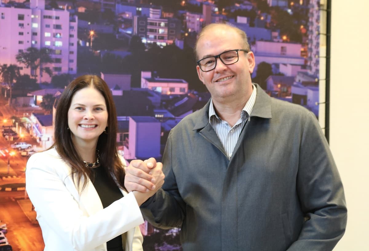 Momento da transmissão de cargo em Pinhalzinho (Foto: Henrique Paulo Koch)