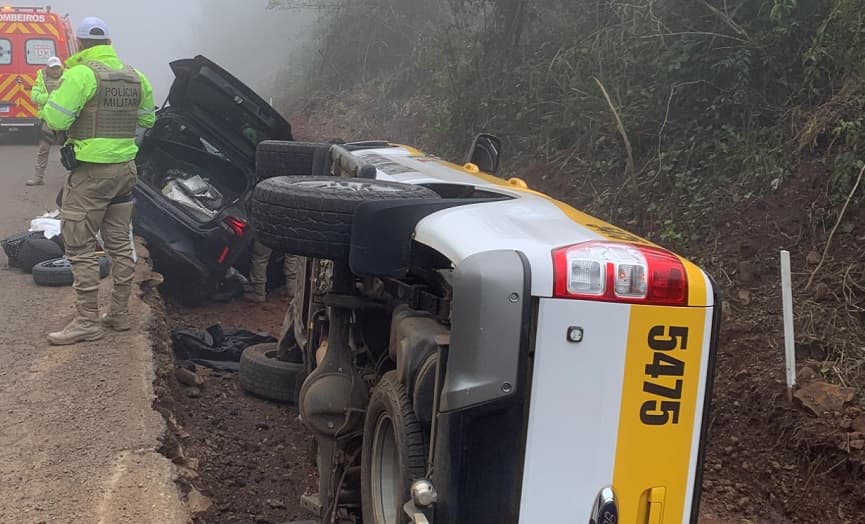 Viatura ficou lateralizada e carro dos suspeitos também (Foto: Divulgação)