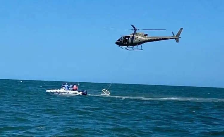 Helicóptero Águia da PM recolheu bolsas com maconha e cocaína (Foto: PM / Divulgação)