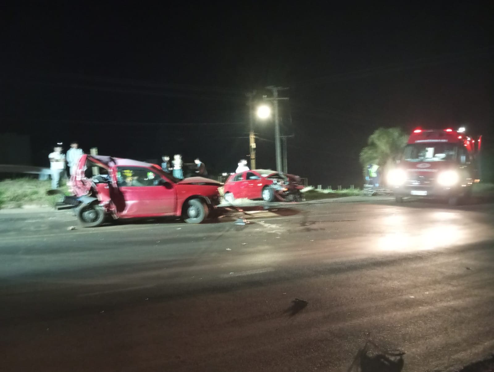 Acidente entre carros na BR-282 em Pinhalzinho (Foto: Bombeiros )