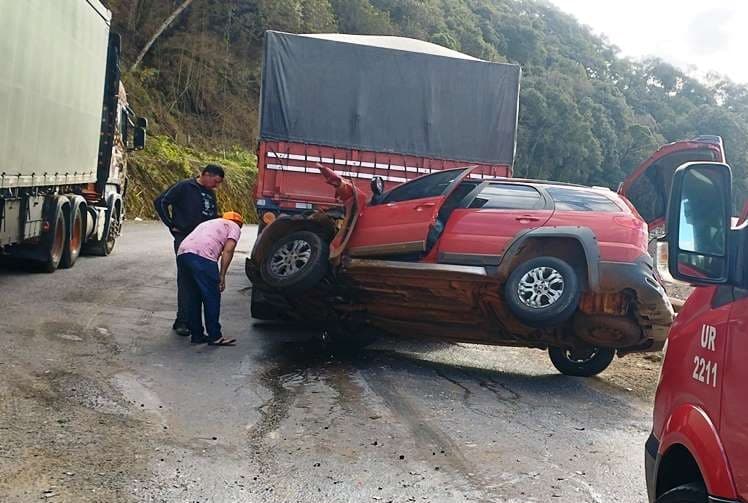Condutor não consegue frear a tempo e "entra" embaixo de carreta