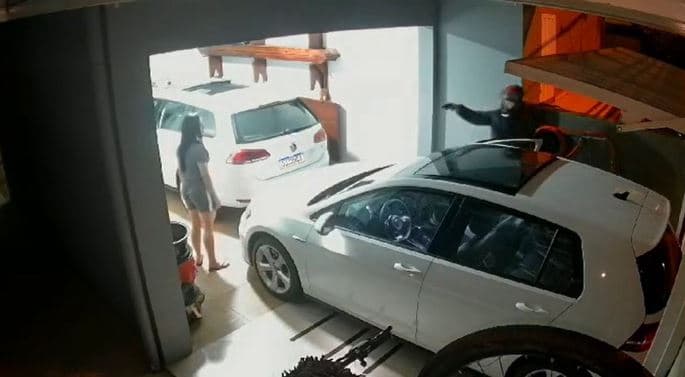 Momento em que criminosos surpreenderam moradores (Foto: Divulgação / Câmera de segurança)