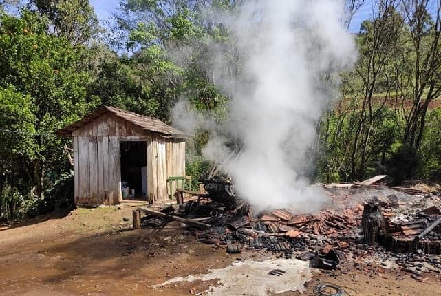 Homem foi contido pelas forças de segurança em Sul Brasil (Foto: Corpo de Bombeiros)