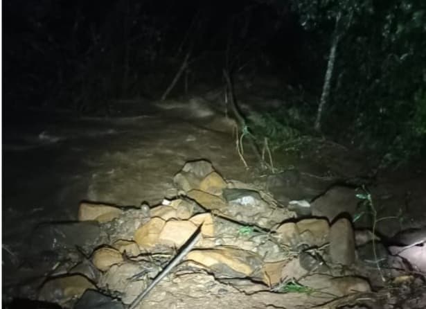 Correnteza arrasta motociclista que tentava fazer a travessia  (Foto: Bombeiros )