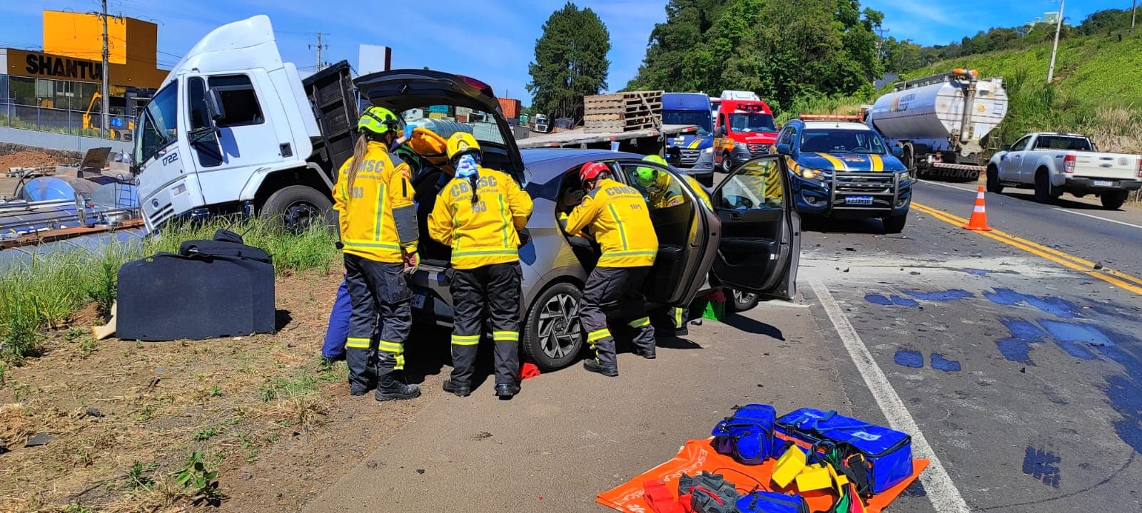 Colisão frontal mobiliza Bombeiros na BR-282 em Chapecó (Foto: Divulgação CBM)