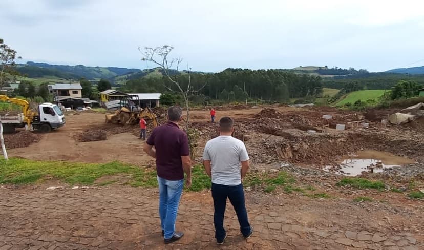 Prefeito visita obras do novo centro de idosos (Foto: ASCOM Sul Brasil)