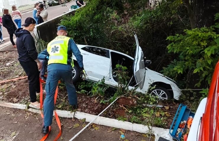 Carro ficou escorado em barranco de forma surpreendente (Foto: Corpo de Bombeiros)