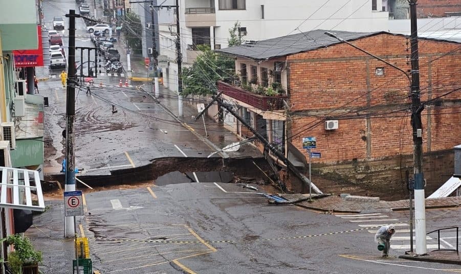 "Cratera" se abriu em asfalto (Foto: Rádio Capinzal)