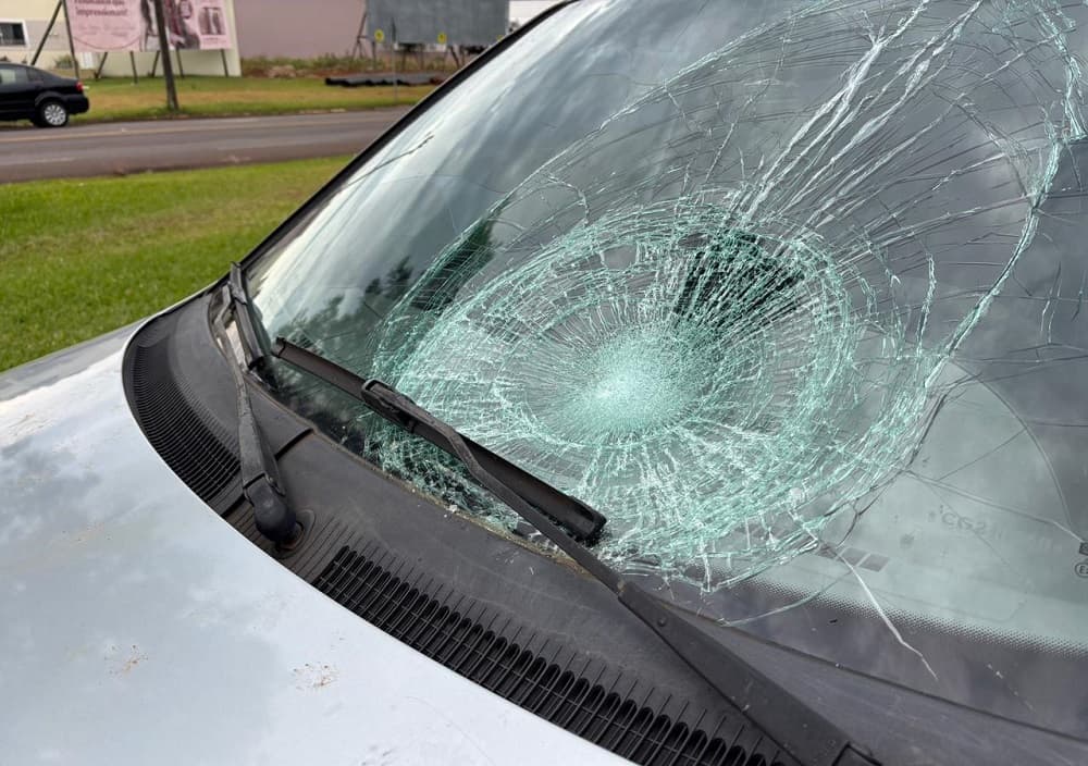 Senhora é arremessada contra para-brisa de carro em acidente