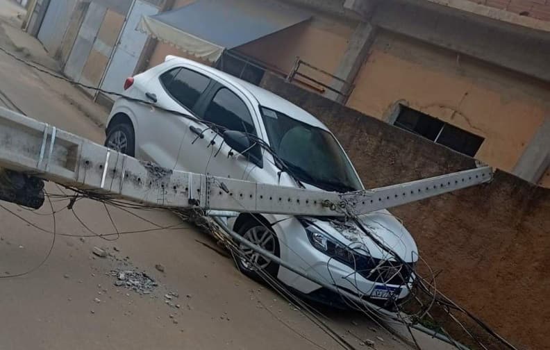 Veículo estacionado foi atingido (Foto: Divulgação)