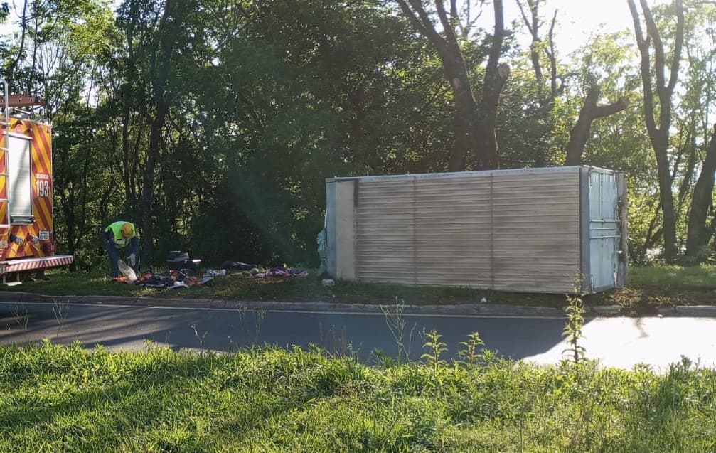 Moça sofre ferimentos em capotamento de furgão na BR-282