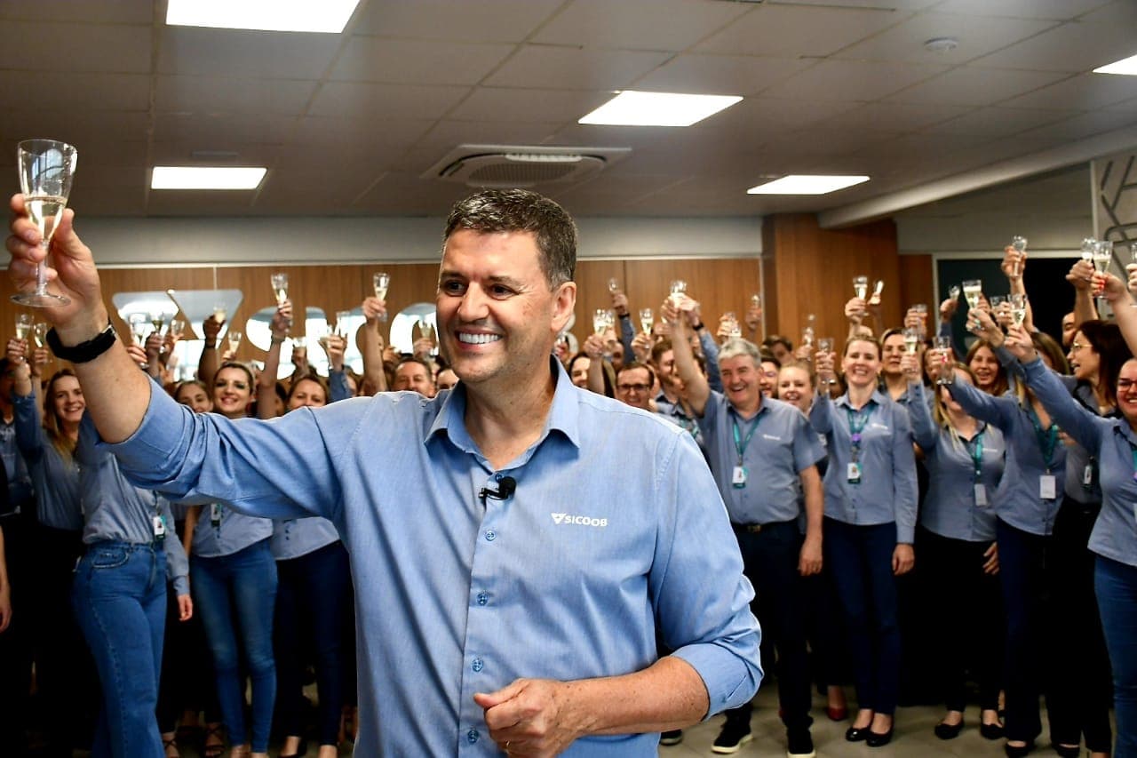 Presidente Carlos Utzig comemora com os funcionários da cooperativa (Foto: Ascom)