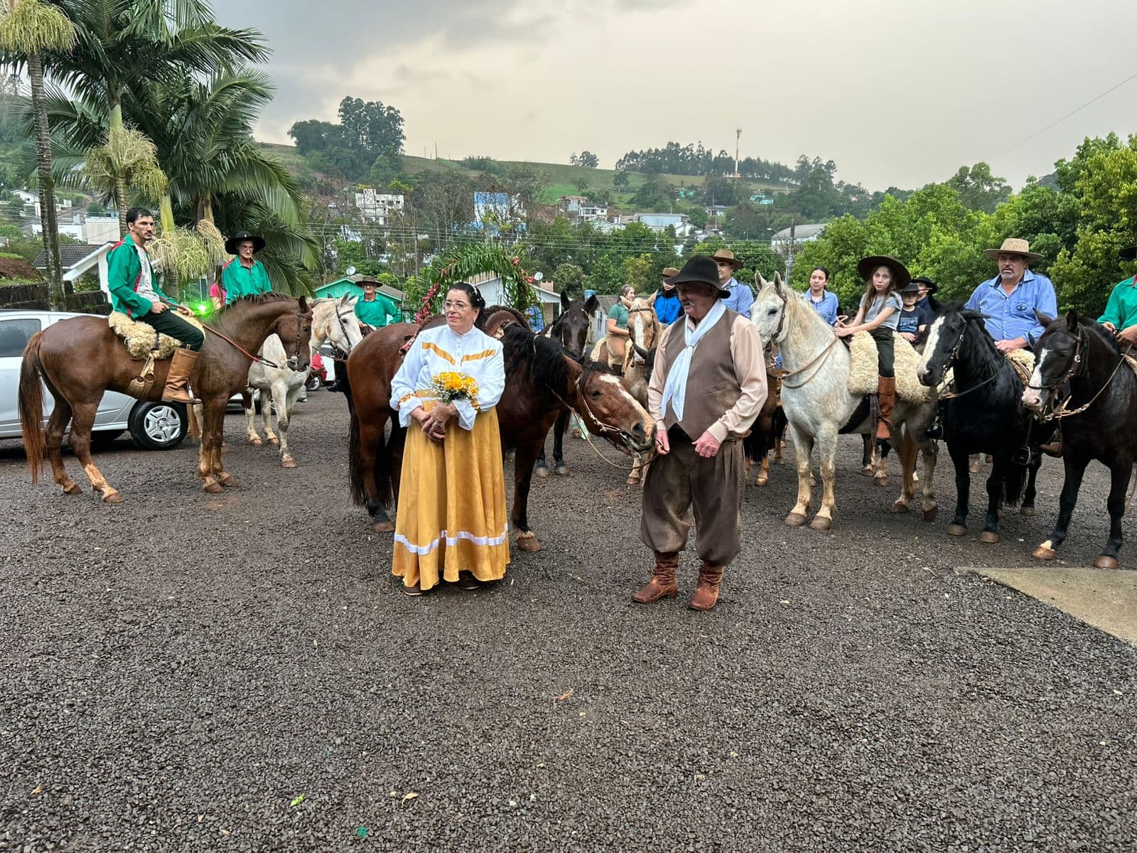 Noiva chega de chatere na cerimônia de bodas de ouro (Foto: Gilmar Bortese)