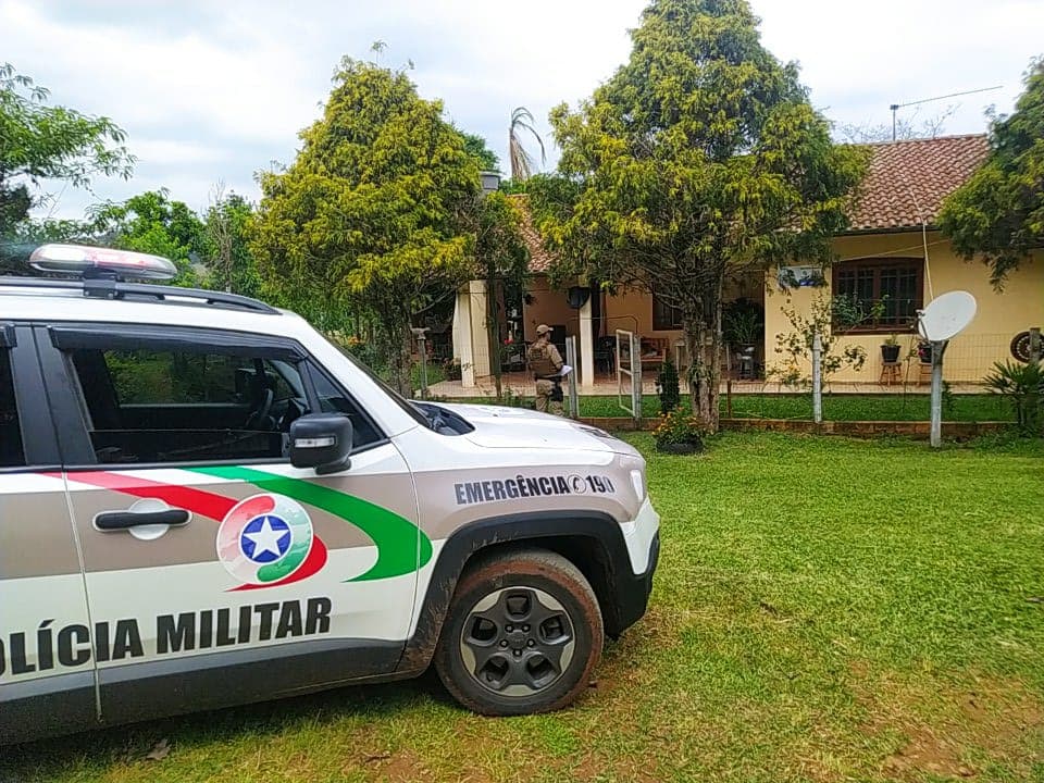 PM não precisou procurar muito para encontrar o suspeito (Foto: Divulgação)