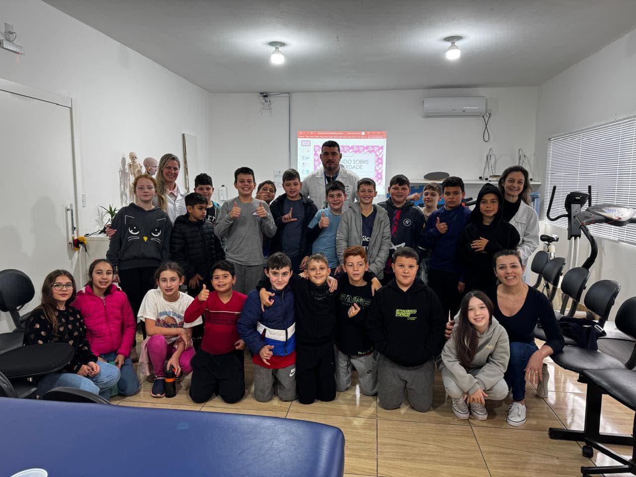 Adolescentes recebem orientações sobre saúde e puberdade em projeto escolar