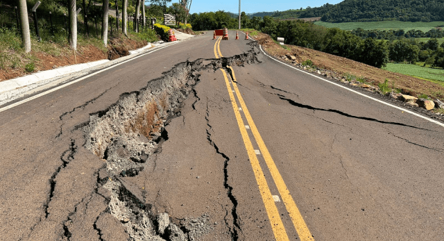 Rachaduras que parecem de "terremoto" surgem em Maravilha