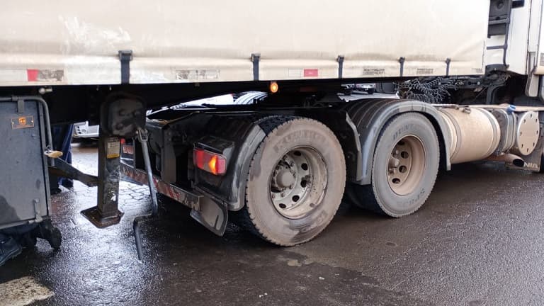 Vítima colidiu contra rodados de carreta (Foto: Redes Sociais)