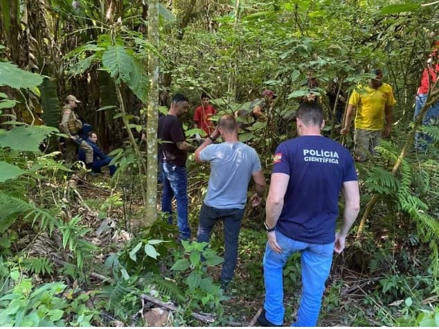 Irmãs de 5 e 8 anos foram encontradas em área de banhado no Oeste de SC  (Foto: Foto: Polícia Científica/Divulgação)