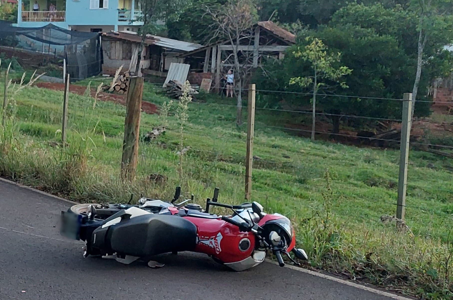 Motoqueiro ficou ferido no acidente (Foto: Corpo de Bombeiros)