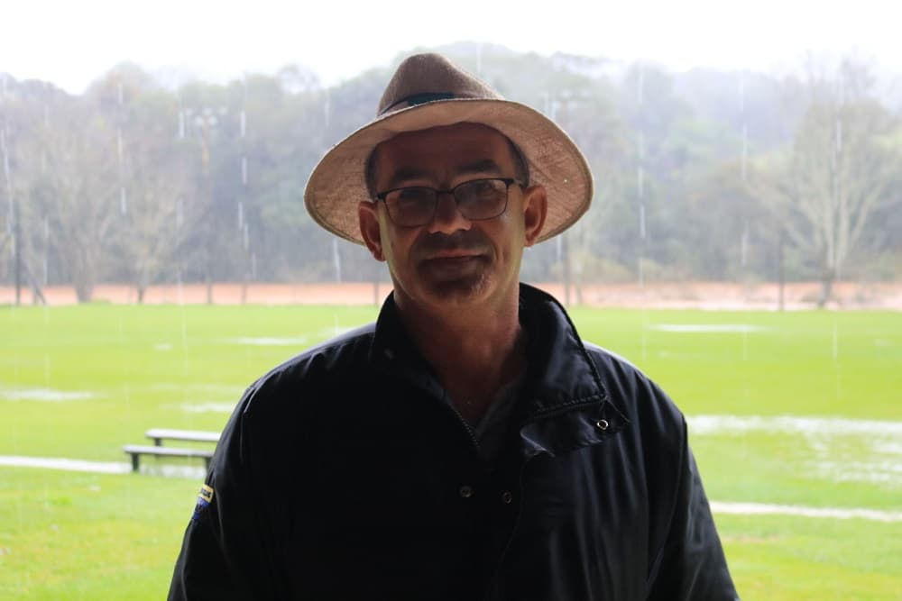Clairton Lauxen reside no mesmo local de enchente (Foto: Renan Ribeiro)