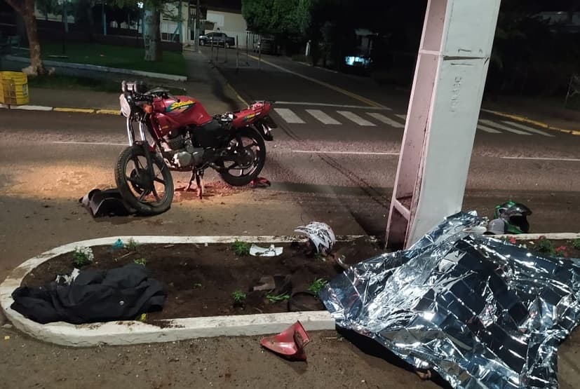 Caroneira de motocicleta perdeu a vida após colisão (Foto: Corpo de Bombeiros)