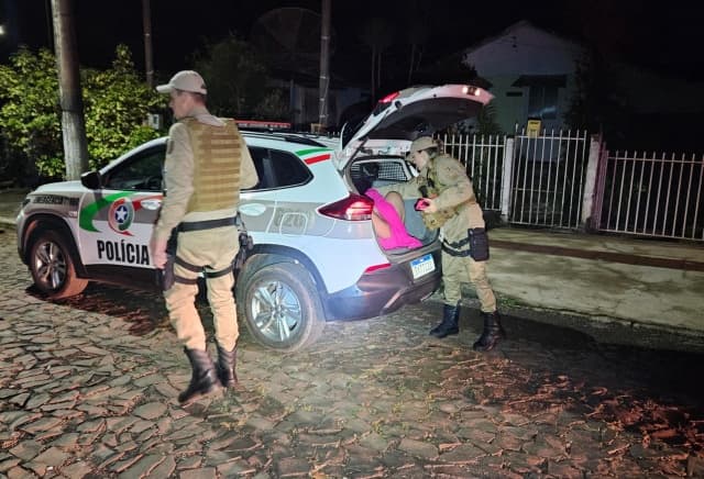 Travesti acabou presa e colocada no camburão (Foto: Marcos Lewe)