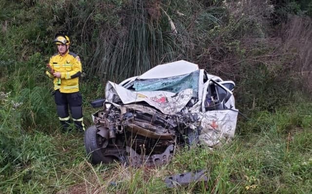Carro da Saúde de Timbó Grande ficou destruído (Foto: Corpo de Bombeiros)