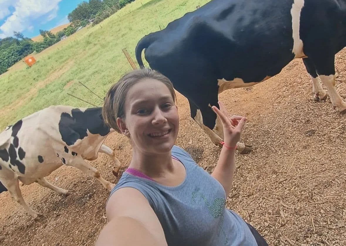 Mãe aos 15 anos: agricultora mostra força de vontade na lavoura