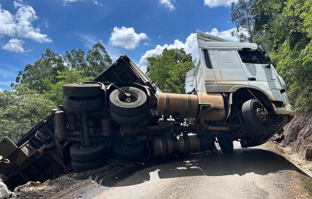Motorista informou que os freios falharam (Foto: Polícia Militar Rodoviária)