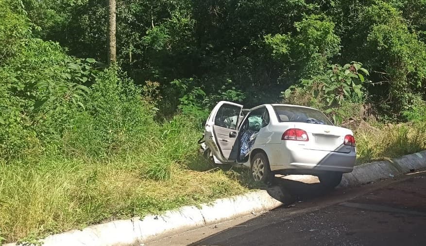 Motorista do carro morreu no local (Foto: Serviço Aeromédico)