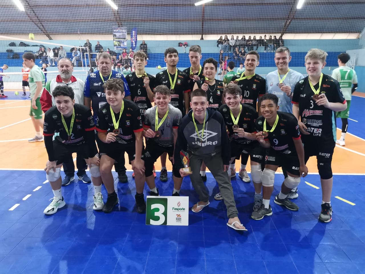 Equipe de vôlei pinhalense garantiu vaga no estadual da Olesc (Foto: Divulgação)
