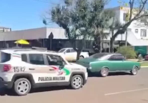 VÍDEO! Acelerada na frente da PM... Opala no guincho
