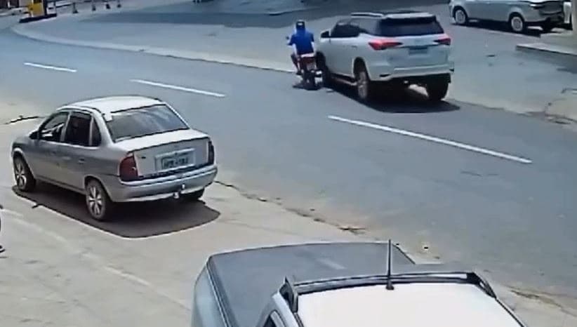 "Pode trocar a cueca": câmera mostra como motociclista escapa de acidente