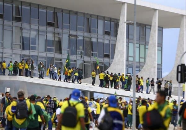 PL consegue apoio de partidos da base de Lula e acelera projeto de anistia do 8 de janeiro