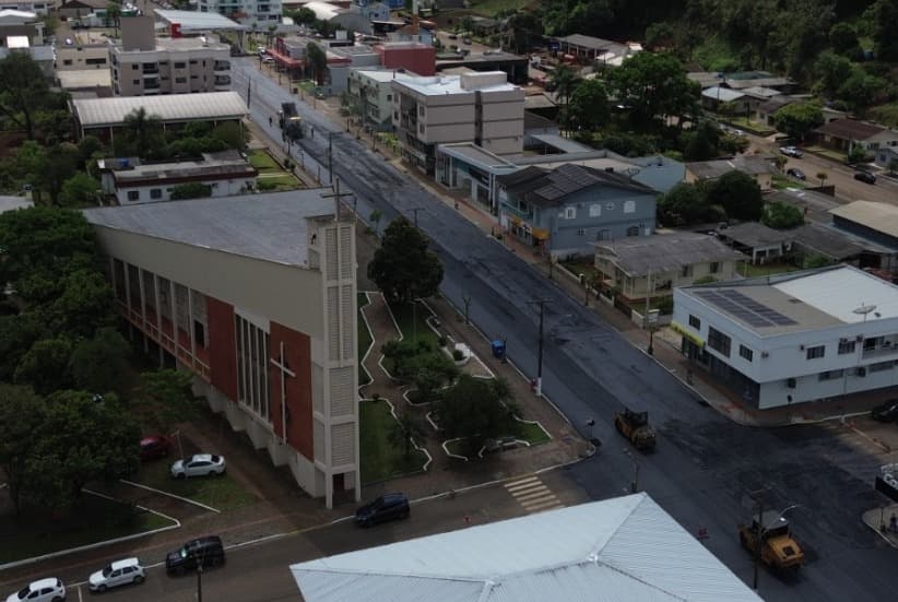 Rua do Comércio tem nova camada de asfalto