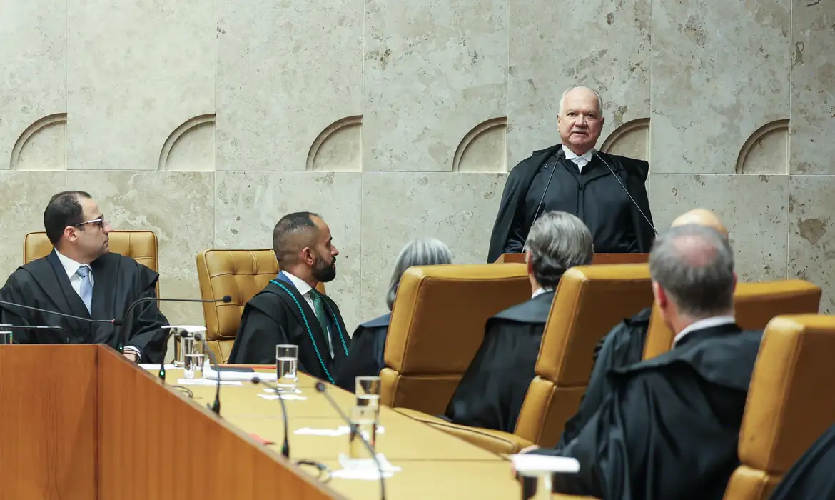 Fachin assume presidência do STF e promete firmeza contra leis que afrontem a Constituição