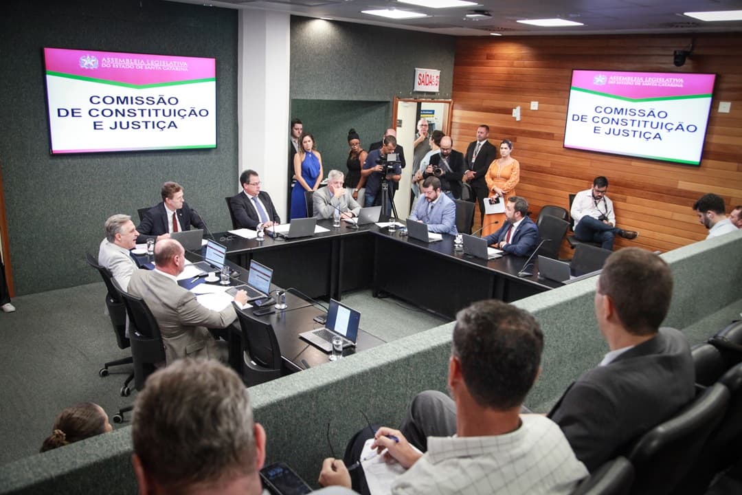 Alesc discute "Pacote Religioso" que prevê multas e Bíblias em escolas