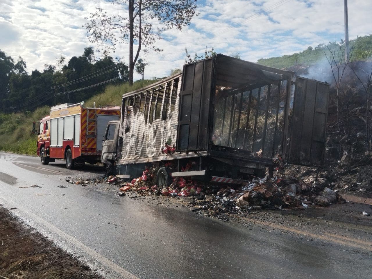 Alimentos viram pó em grande incêndio no Oeste