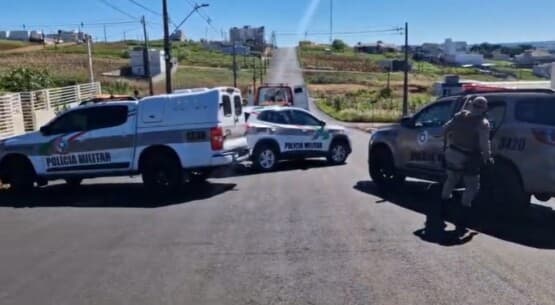 Marido ameaça matar esposa, mas logo "enche" de PMs na porta de casa