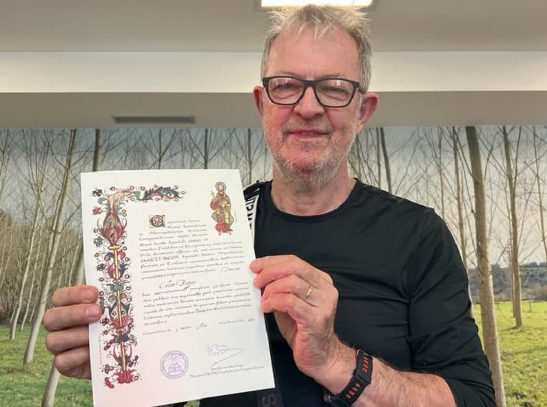 Celso recebeu um documento que percorreu o trajeto  (Foto: Divulgação )