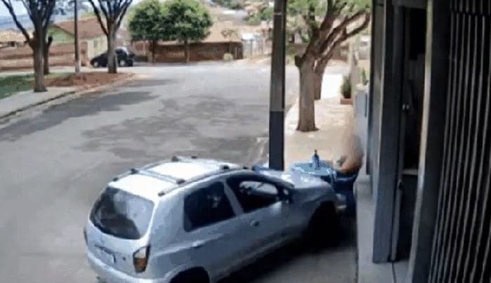 Jovem sentada em cadeira é atropelada pelo marido