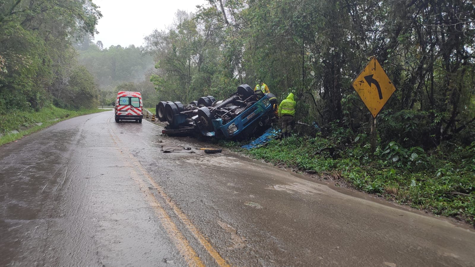 Motorista de caminhão morre após tombar veiculo na BR-283 (Foto: Bombeiros)