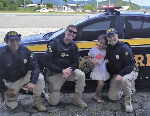 Agentes registraram o momento com a garota (Foto: PRF)