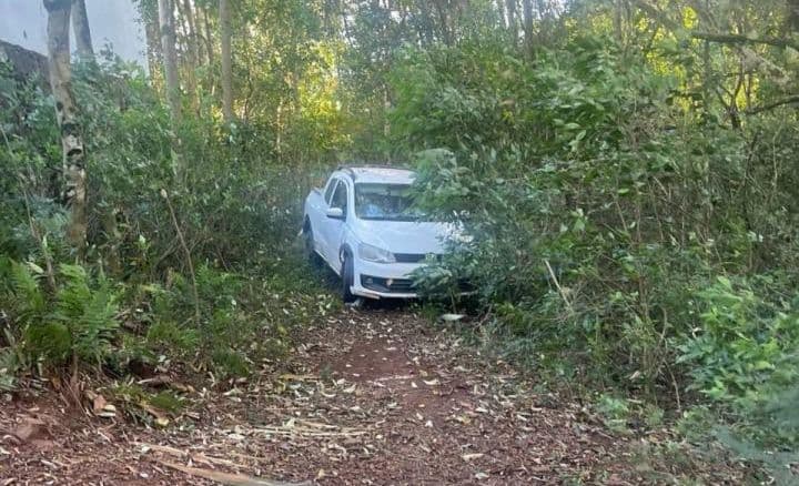 Veículo estava em meio a região de mata (Foto: Polícia Militar)