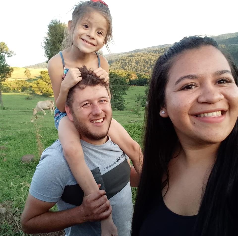 Filha de casal morto em queda de caminhão fez seis anos há pouco tempo