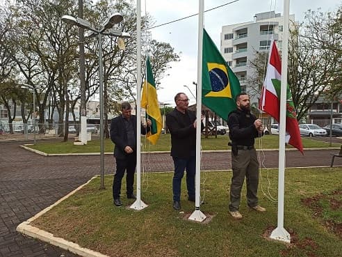 Durante o ato, ocorreu o hasteamento das bandeiras do Brasil, do Estado de Santa Catarina e do município (Foto: Gilmar Bortese)
