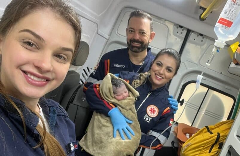 Mãe de quatro filhos dá à luz ao quinto bebê em ambulância