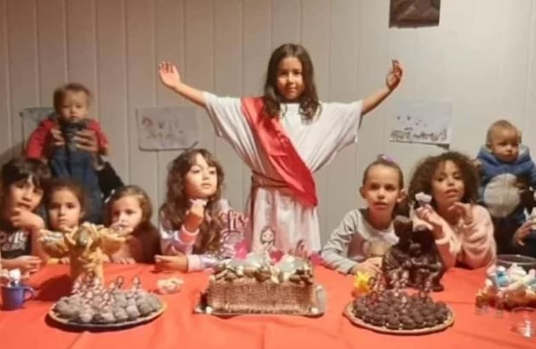 Garota comemora idade nova vestida de ‘Jesus Cristo’ 