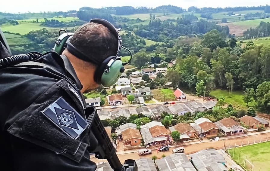 Ação de captura contou com apoio de aeronave (Foto: Saer-Fron)